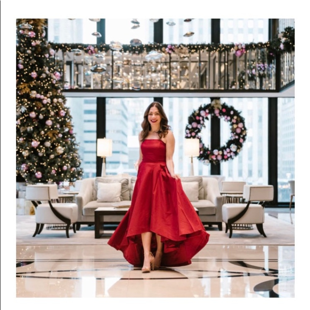 Gorgeous red gown — Get ready to turn heads!